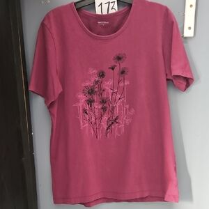 #173 Northern Reflections Floral Crewneck Tee in Berry Sz Small+